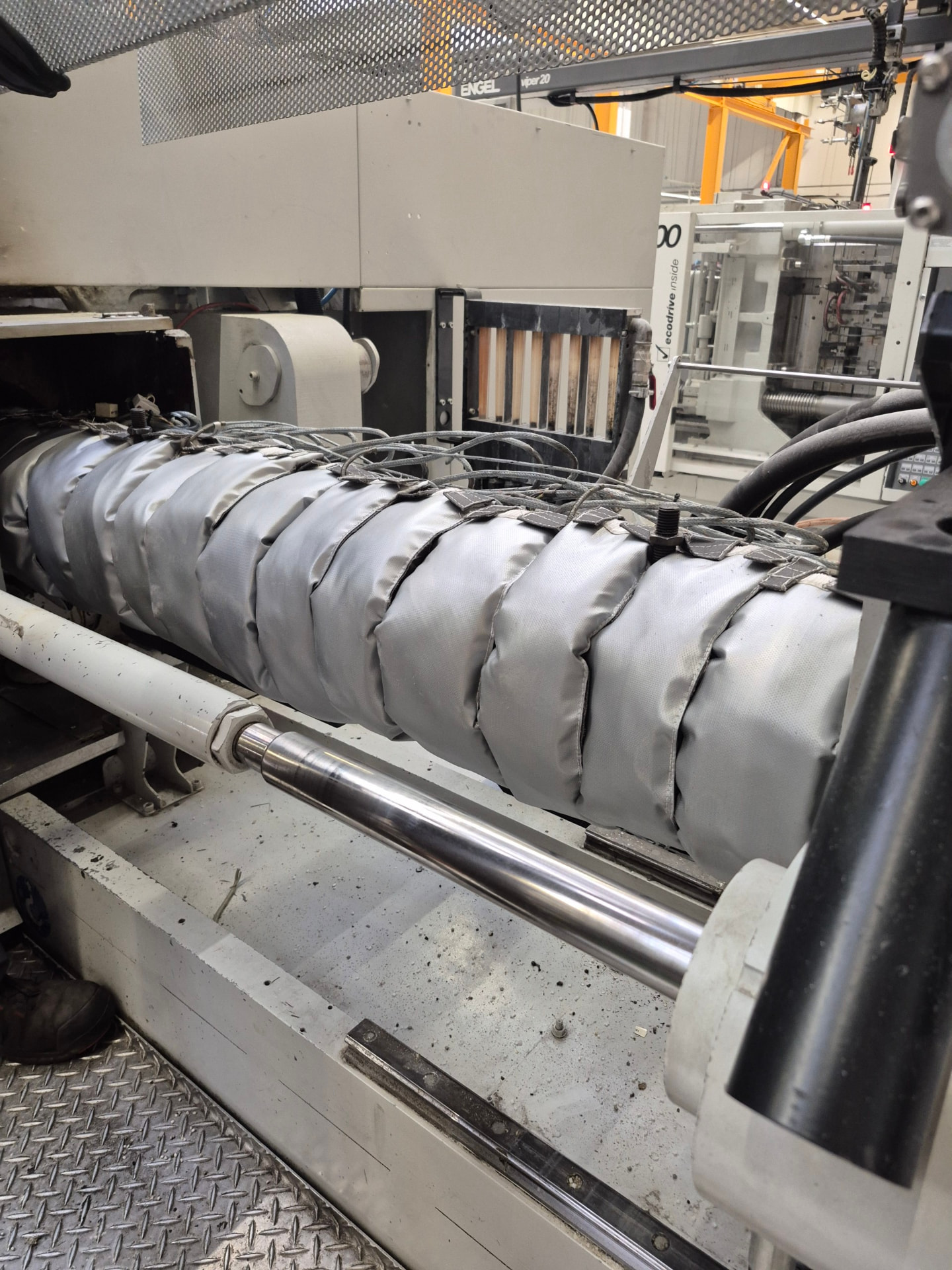Zone-by-zone insulation of a plastics industry extruder barrel