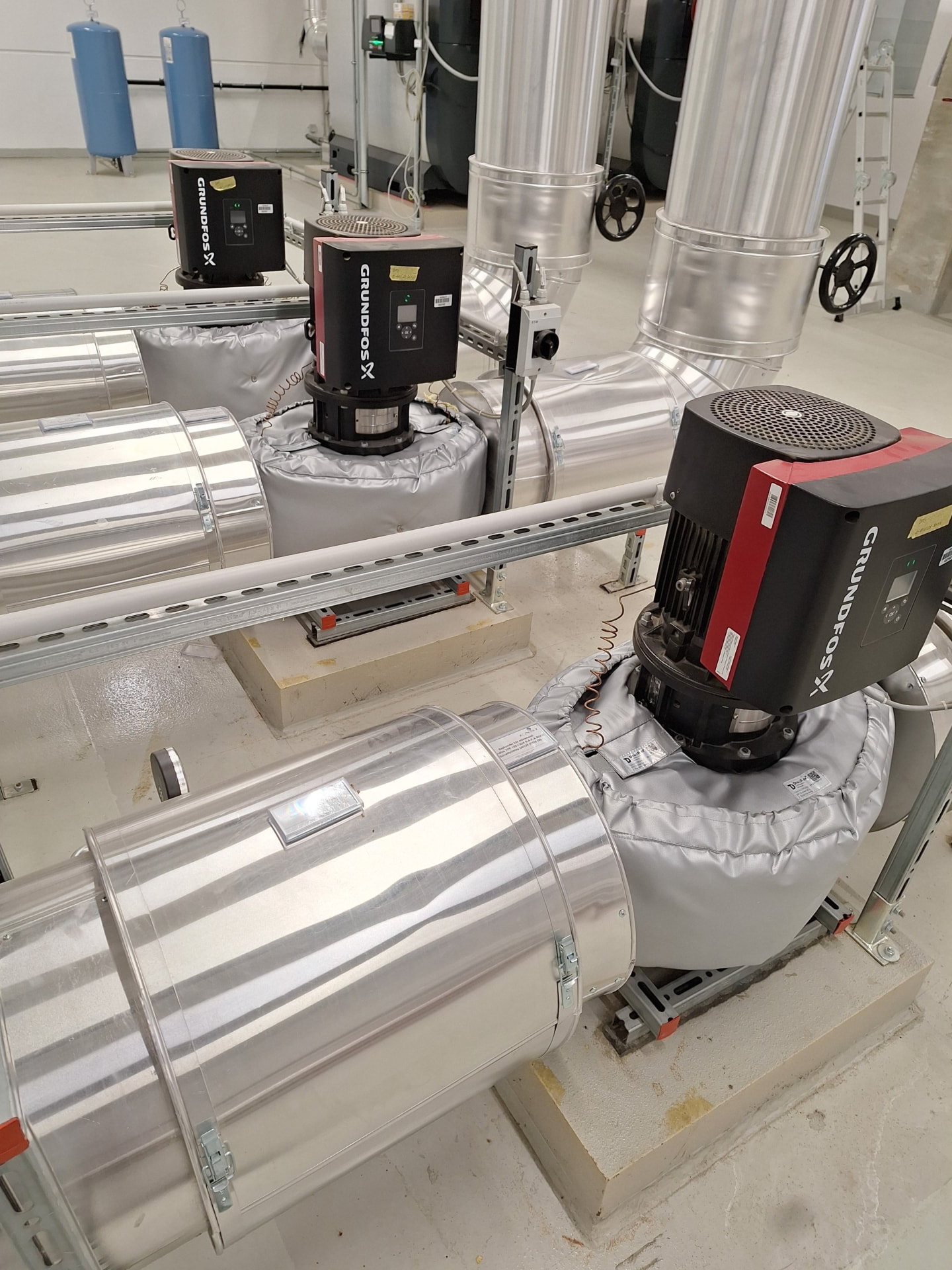 Carcase de pompe inline izolate între conducte cu manta metalică