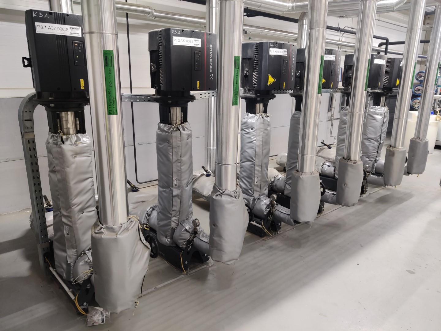 Insulated feed pumps in an industrial plant