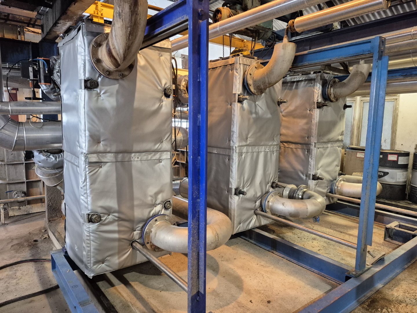 Heat exchanger with insulation jacket in a technological plant room